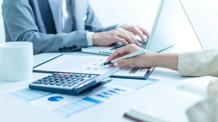 Средняя зарплата банковского работника выросла на 21%