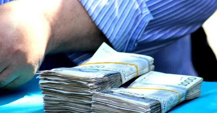 В июне сотрудникам аппарата ЖК начислили 22.4 млн сомов надбавок к зарплатам