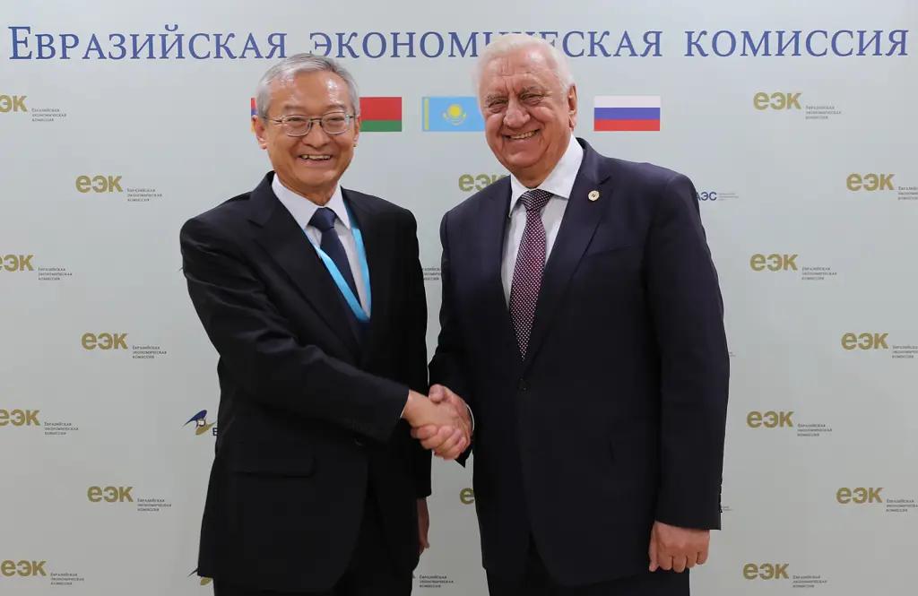 ЕЭК и ШОС обсудили переход на нацвалюту во взаимной торговле