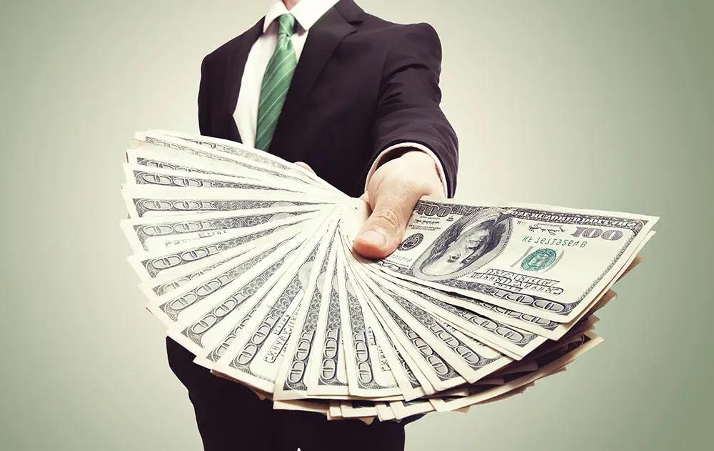 В июне кыргызстанцы взяли у банков в кредит на 18.3% больше