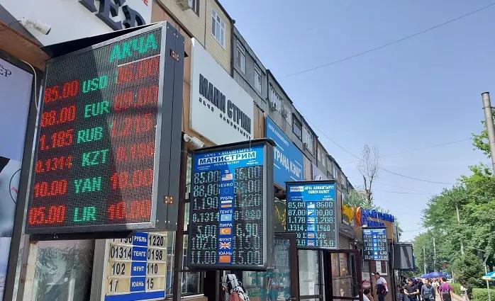 Рост доллара и дефицит наличности. Что происходит на Моссовете