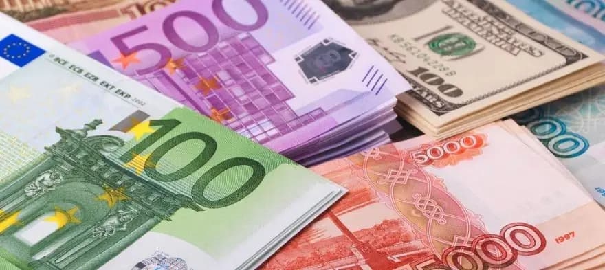 Рубль укрепился к доллару, но просел к евро. Курс Центробанка РФ