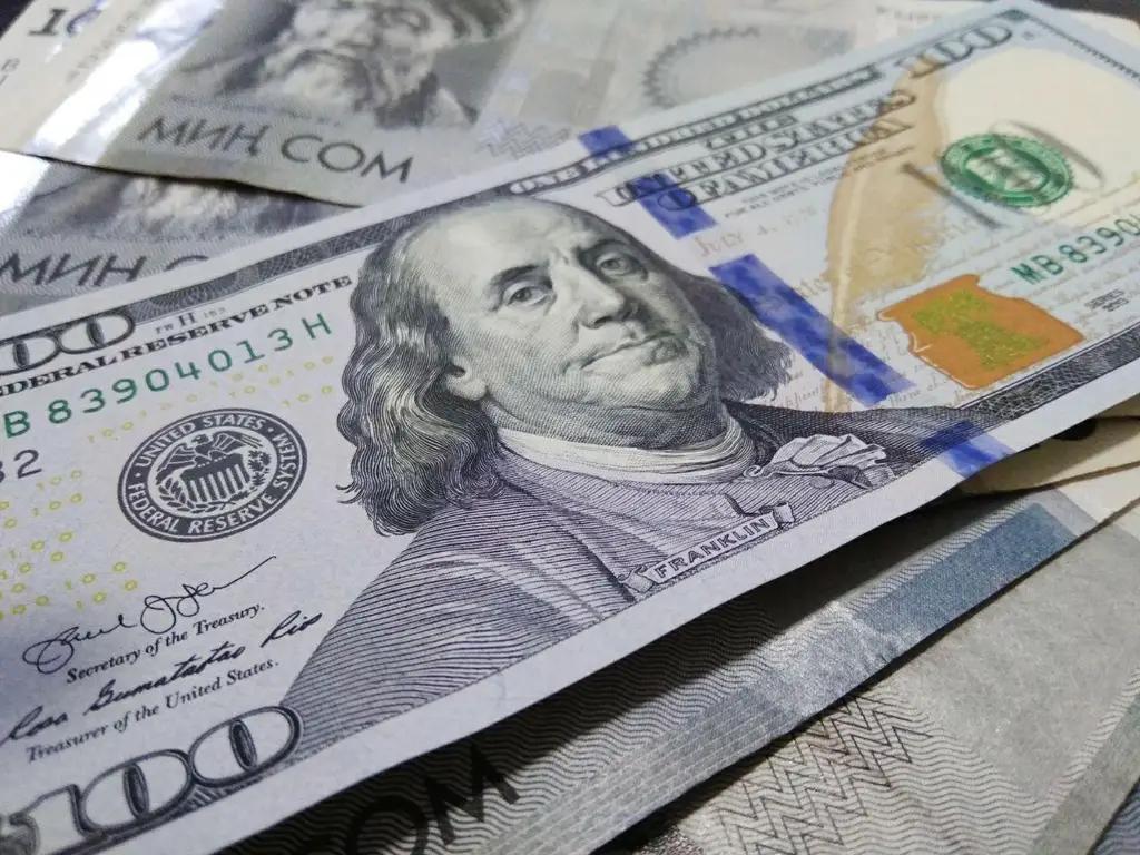 Курс доллара в комбанках подскочил — 82.8 сома