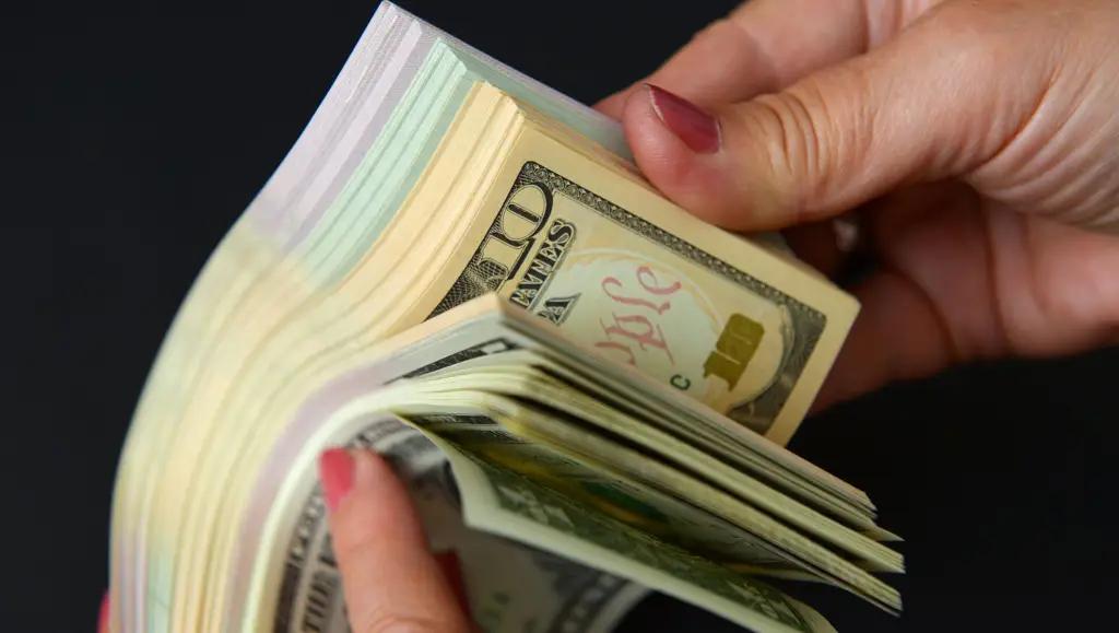 Кыргызстан получил из-за границы почти на 27% больше долларов