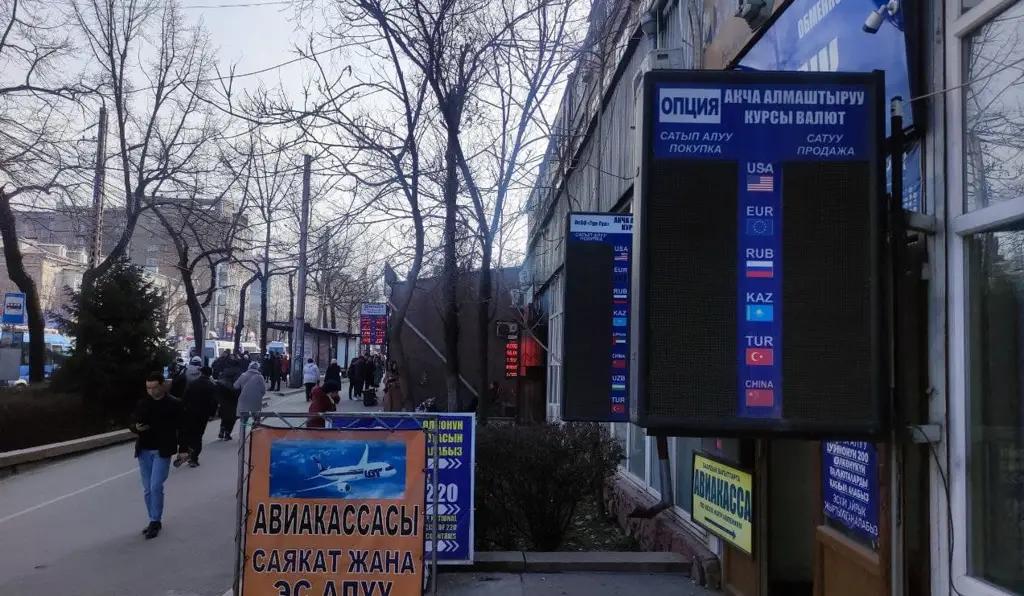 В комбанках и обменках курс доллара поднялся до 98 сомов