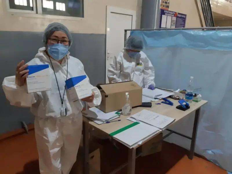 Кыргызско-Швейцарский Банк передал мэрии лекарства на 1.8 млн сомов