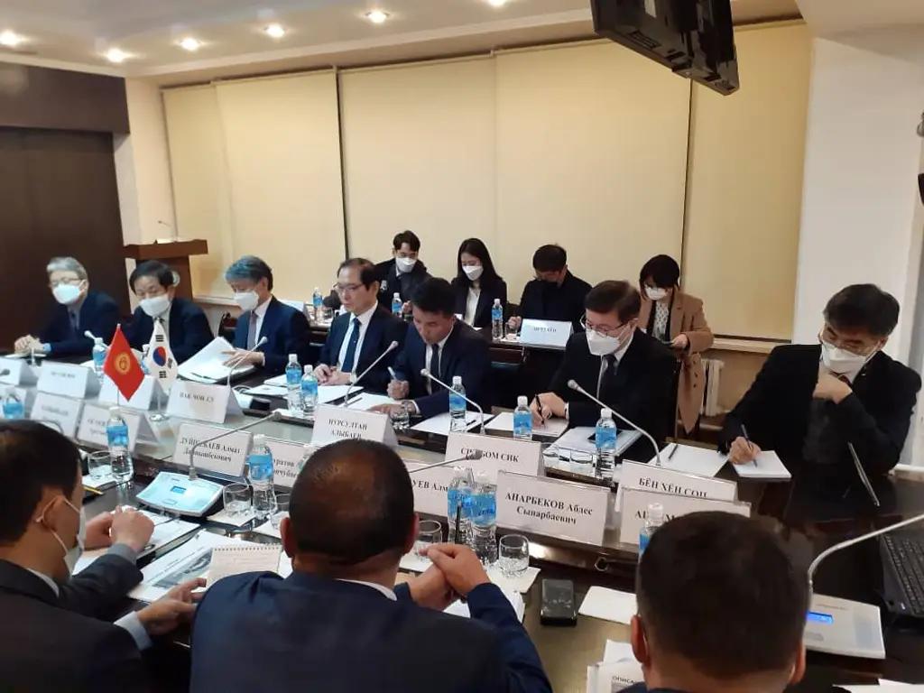 Кыргызстан предлагает Южной Корее инвестировать в строительство дорог