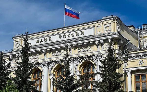 Доллар и евро продолжили дешеветь к рублю. Курсы Центробанка РФ