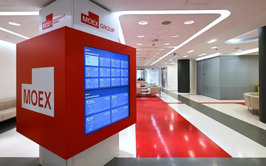 Сом вырос к рублю на Мосбирже в то время как доллар снизился