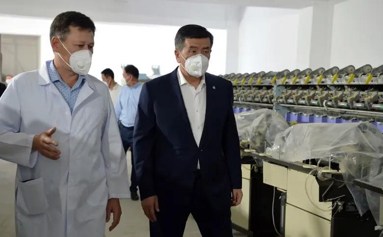 Президент КР ознакомился с процессом по производству медицинских масок в Чуйской области