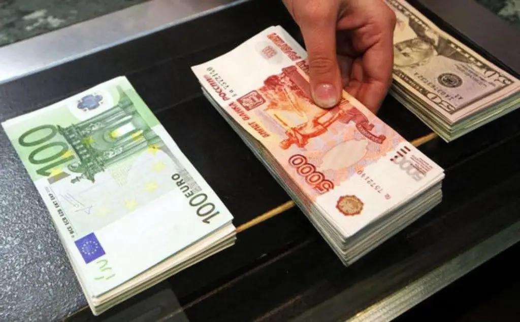 На выходные рубль немного укрепился к доллару и евро. Центробанк РФ