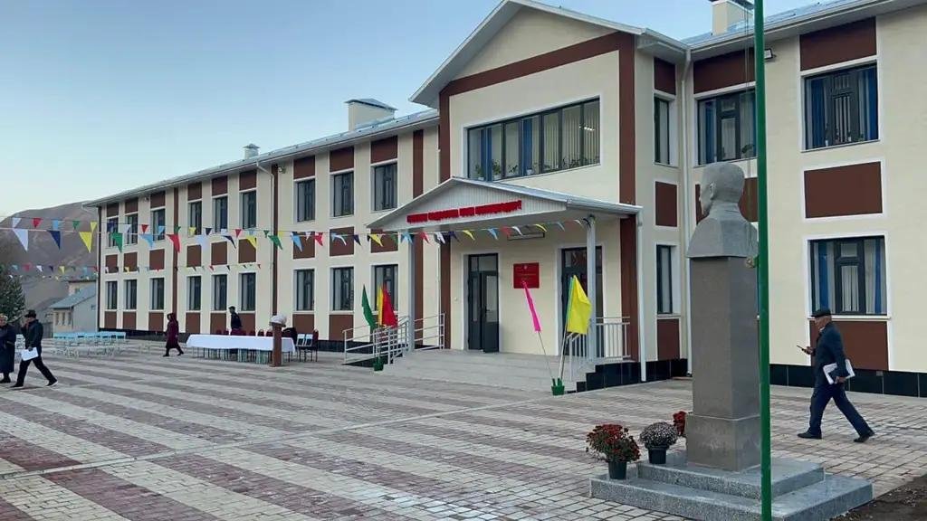 Завершено строительство 60 школ из 100 обещанных президентом