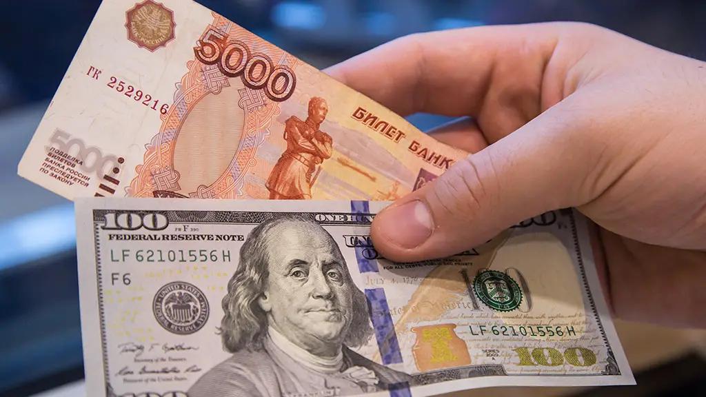 Эксперты предсказывают осенний обвал рубля