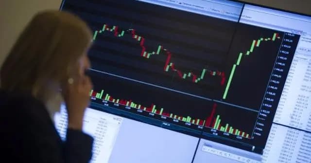 Провал переговоров в Дохе укрепил курс доллара на 2 рубля