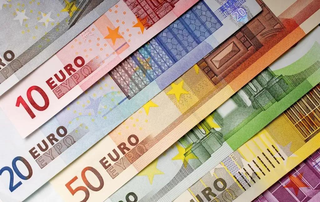 Евро просел к сому на 2.43%. Нацбанк обновил курс валют на 29 апреля