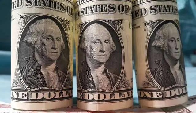 Доллар превысил отметку в 80 рублей, но тут же отступил
