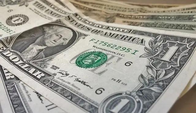 В КР запретили выдавать ипотечные и потребительские кредиты в долларах