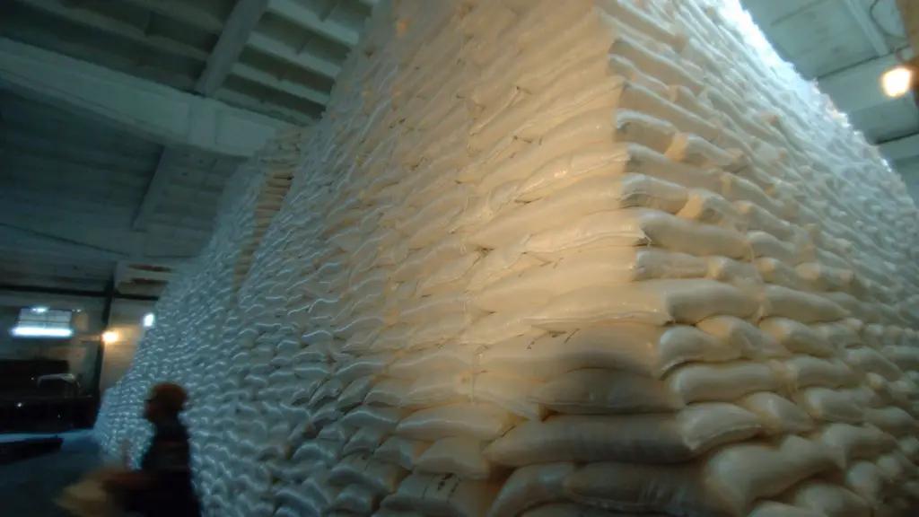 Гипермаркеты в Кыргызстане удерживали сахар на своих складах