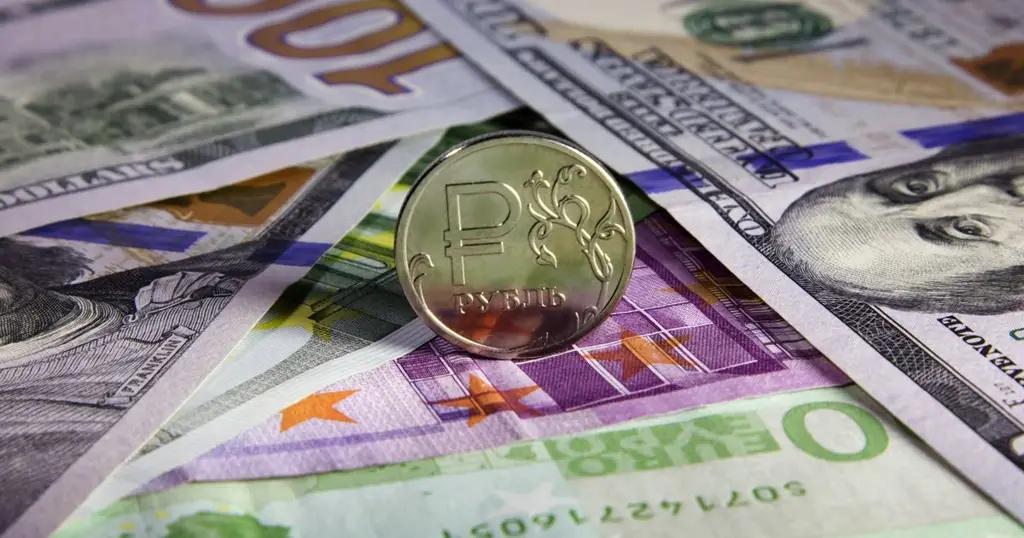 Рубль укрепился к доллару и евро, но подешевел к сому