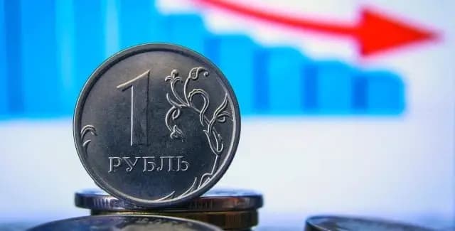 Рубль ослаб к доллару США и евро