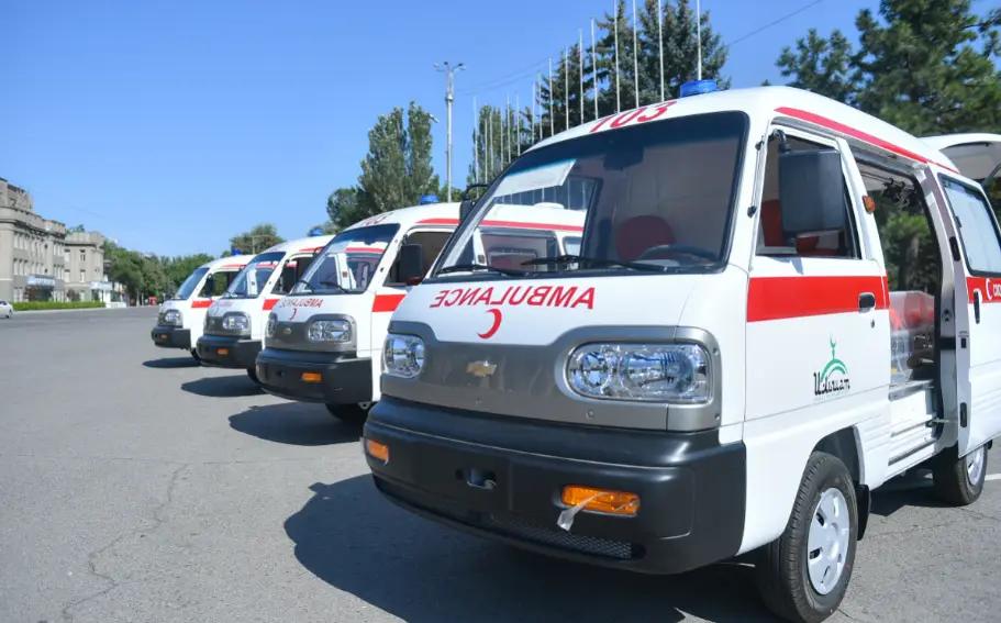 Фонд «Ильшат» передал медучреждениям пять карет скорой помощи на 10.2 млн сомов