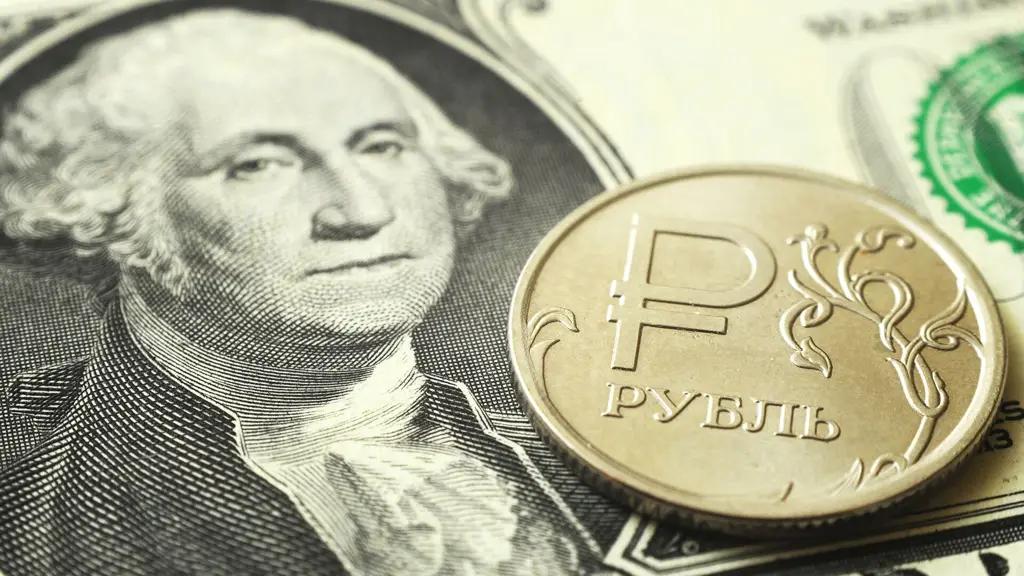 Рубль укрепился к доллару, евро и сому