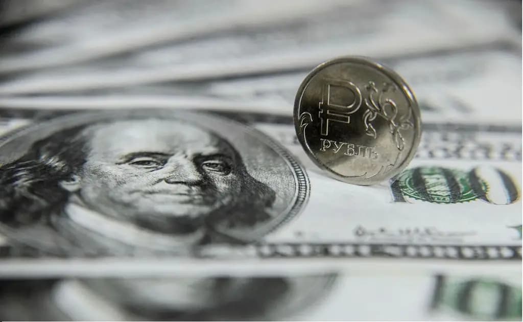 За неделю рубль укрепился к доллару США на 3.2%. Центробанк РФ