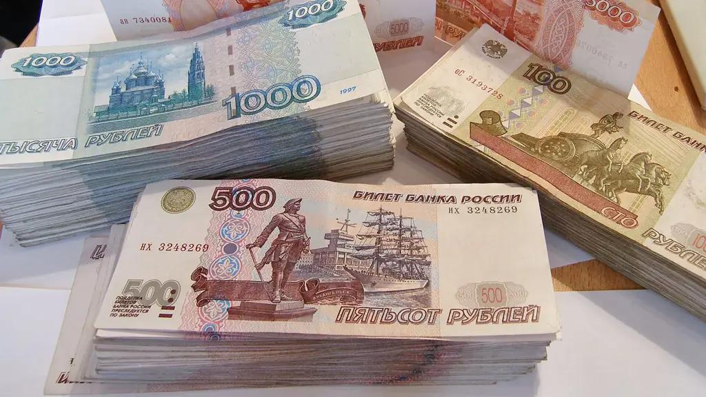 Рубль укрепился к евро, но просел к доллару. Курсы Центробанка