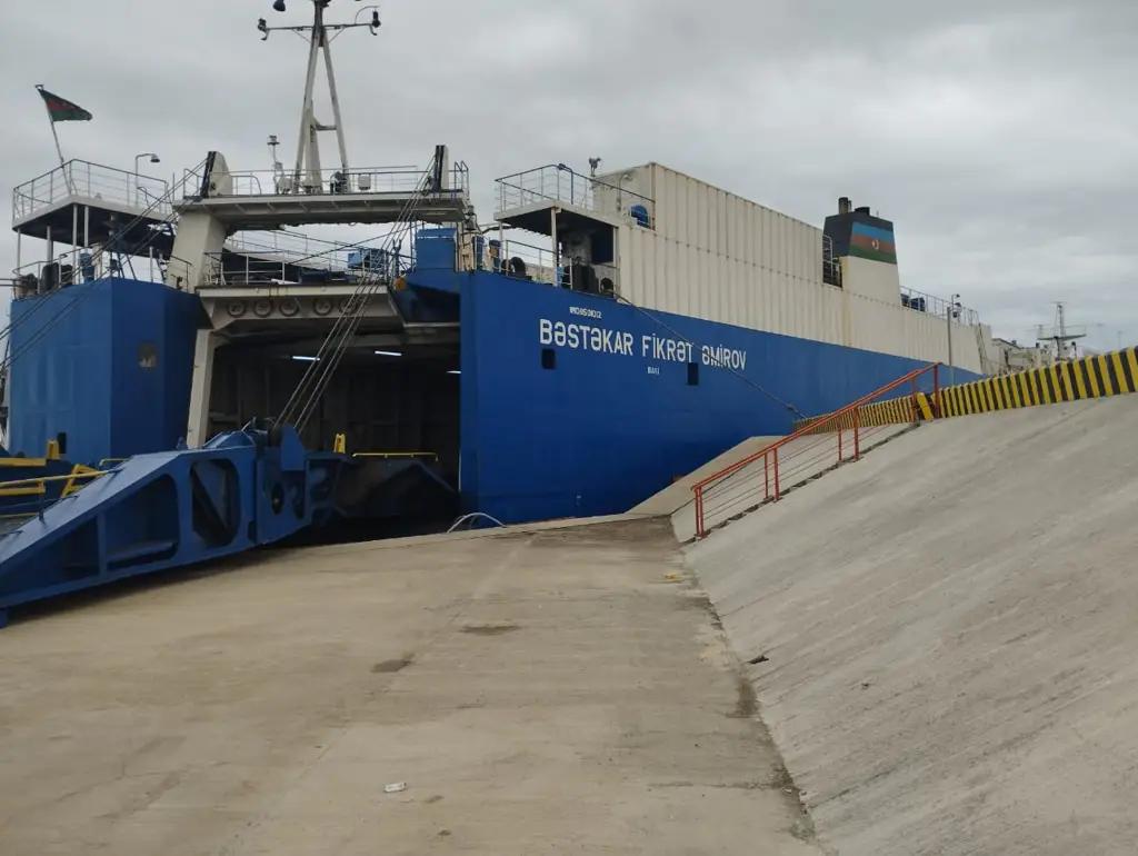 Грузоперевозчики КР могут возить грузы через Алятский морской порт