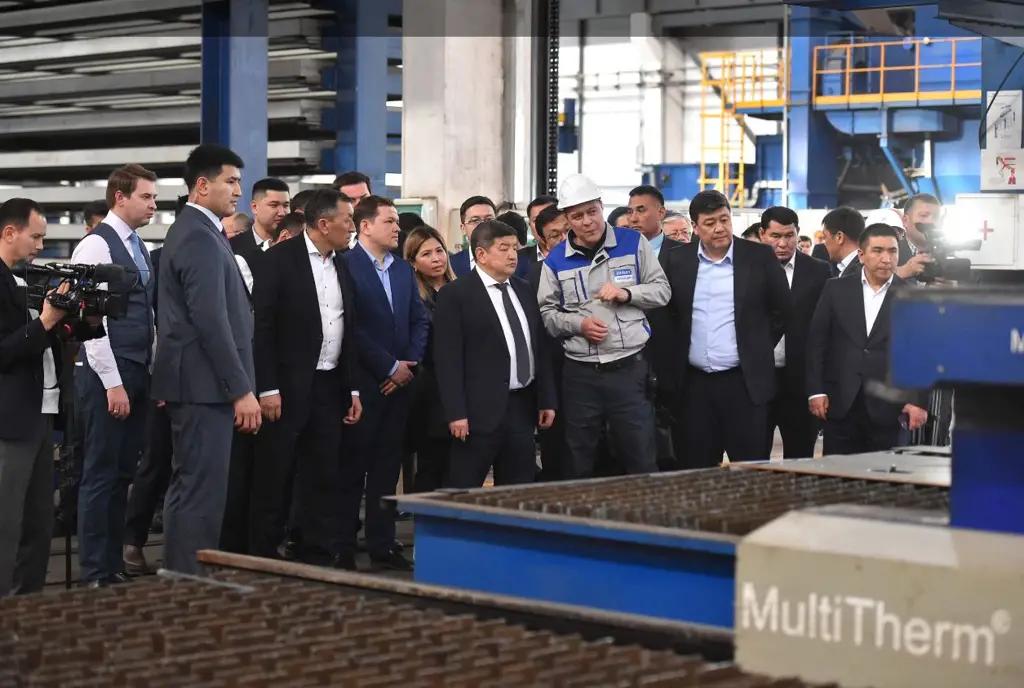 Глава кабмина посетил узбекские автомобильные заводы