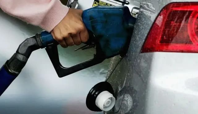 Российские нефтяные компании начали повышать цены на бензин