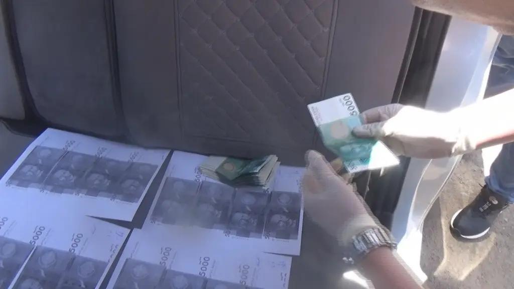 При получении 100 тысяч сомов задержан сотрудник Счетной палаты КР