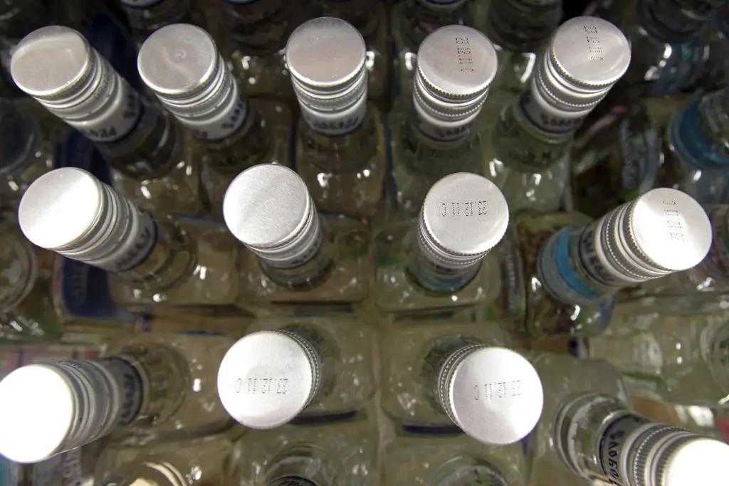 В КР установят минимальные цены на водку для борьбы с контрафактом