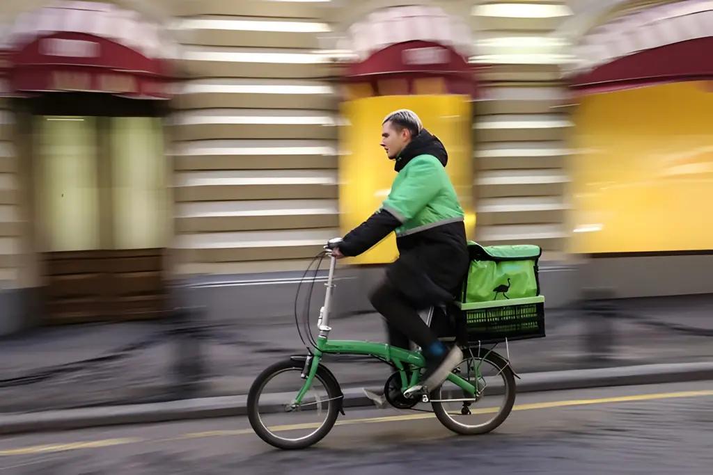 Герой нашего времени. Сколько зарабатывают курьеры в КР?