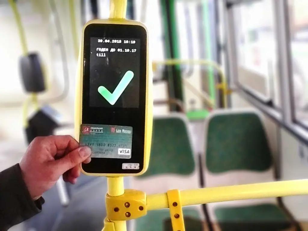 В сутки более 90 тысяч пассажиров оплачивают за проезд безналом