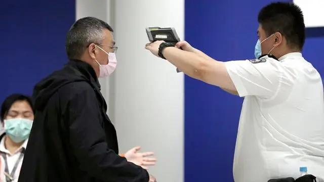 Власти Гонконга выплатят горожанам с COVID-19 по $645