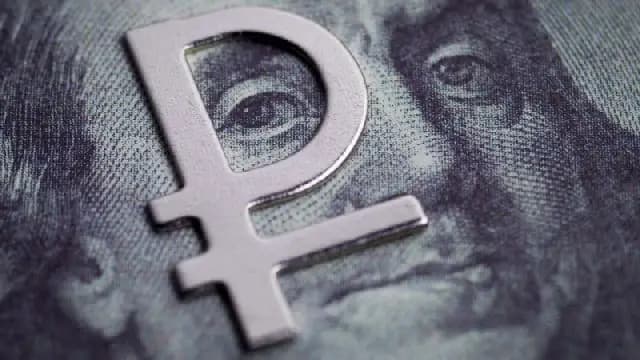 На Московской бирже цена доллара перешагнула 79,50 рублей, евро – 87 рублей