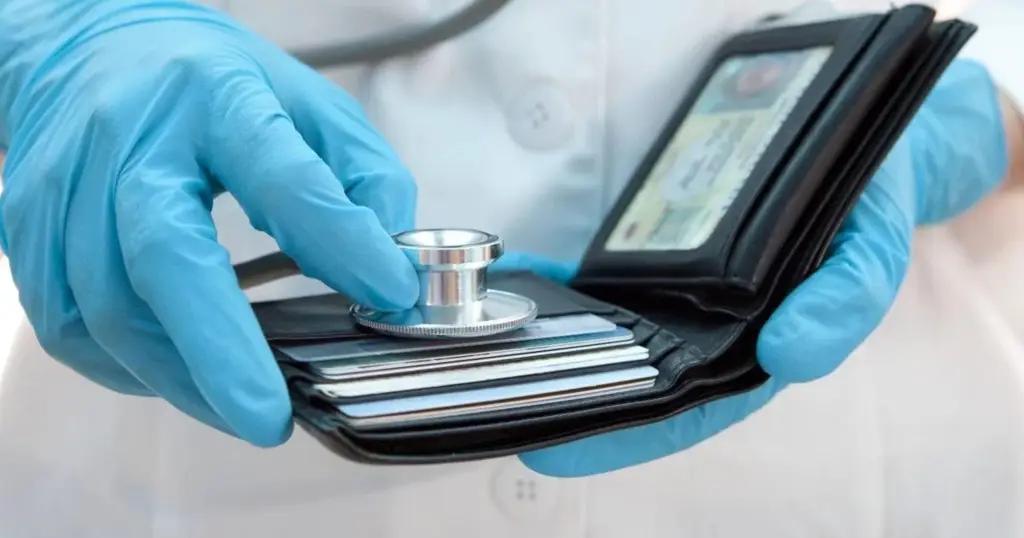 Медикам Джалал-Абадской области выплатили 2.5 млн сомов компенсаций