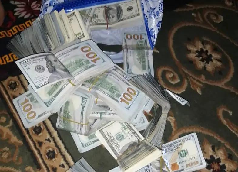 У депутата местного кенеша изъяли 50 кг наркотических средств и $250 тысяч