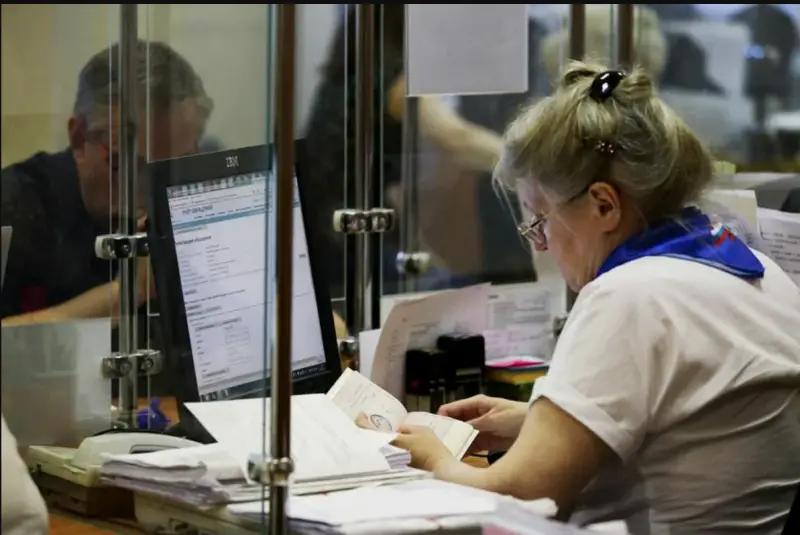 Депутат просит выдавать пенсии только через банки