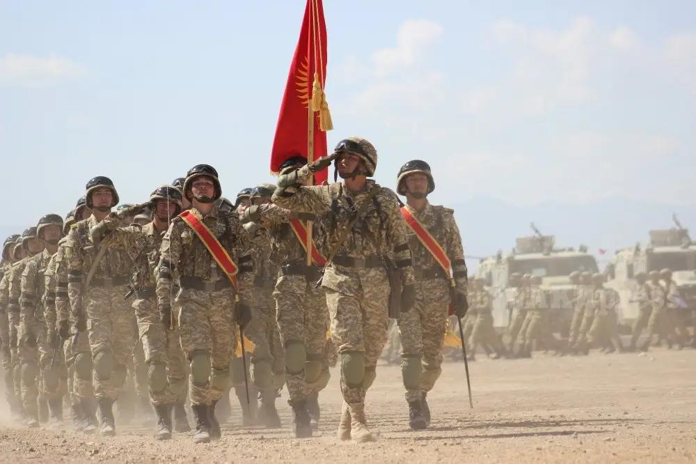Военнослужащим, кроме сотрудников прокуратуры, повысят надбавки за службу