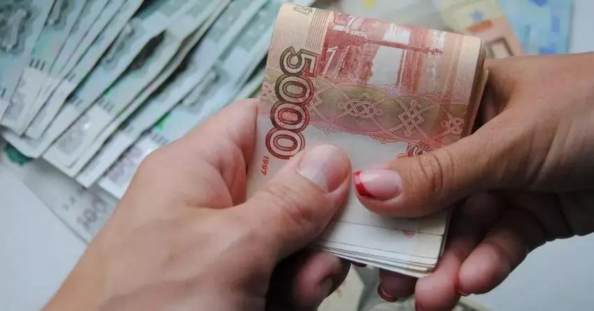 Трудовым мигрантам предлагают взять кредит для отправки денег на родину