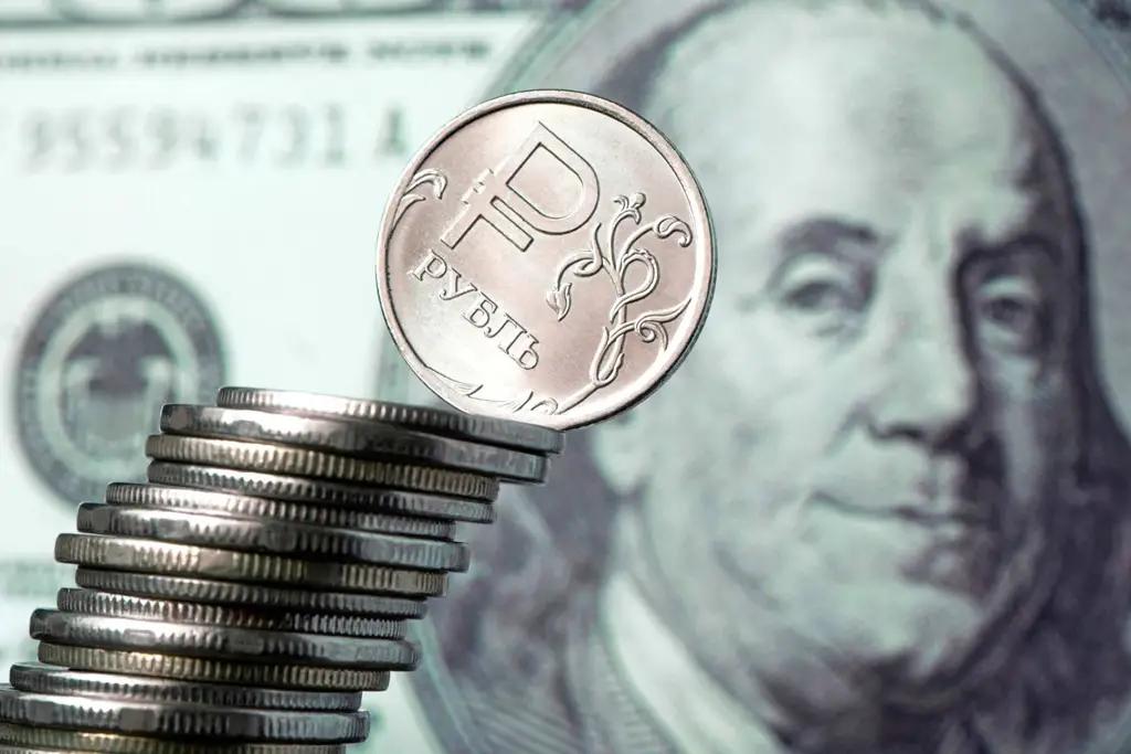 Доллар и евро еще подорожали к рублю. Курсы Центробанка РФ