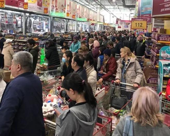 В Алматы после сообщений о зараженных коронавирусом в гипермаркете не протолкнуться