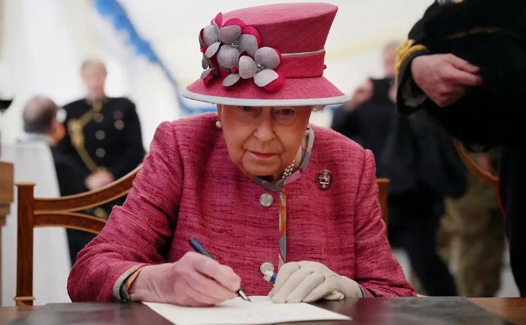 Елизавета II подписала закон о Brexit