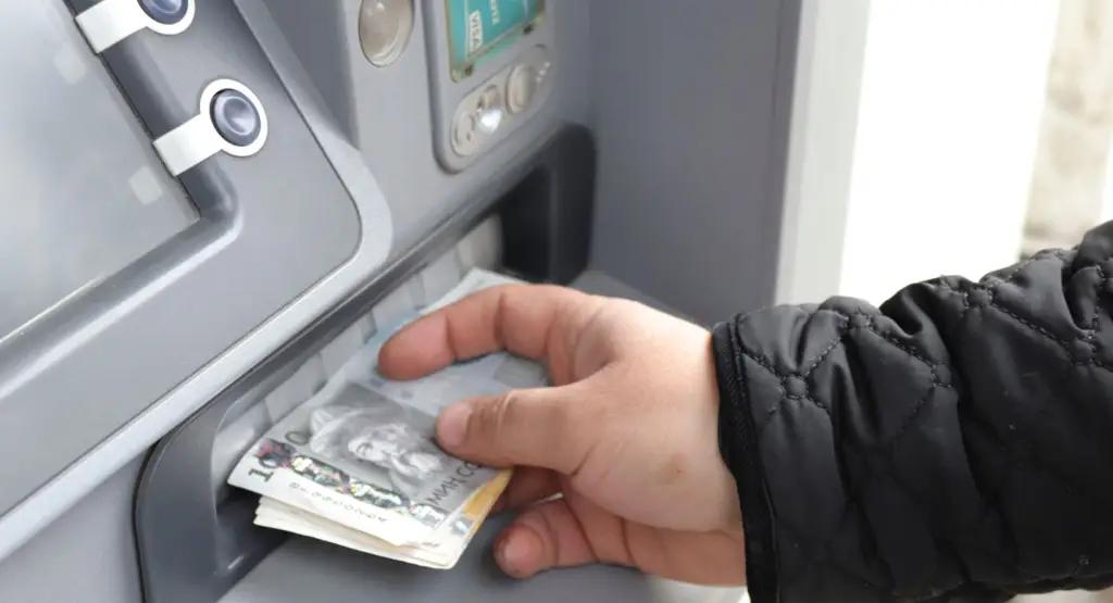 В КР почти половина операций по картам — это обналичивание денег