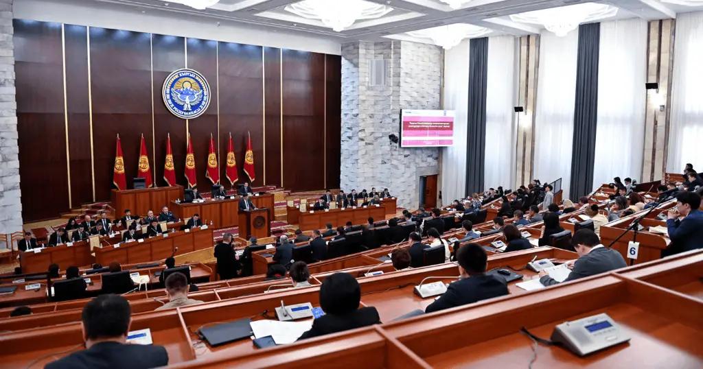 Расходы Жогорку Кенеша на май снижены почти на 19 млн сомов