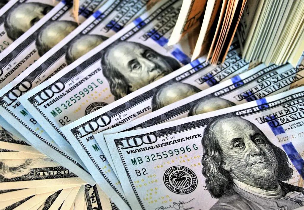 В некоторых комбанках доллар продается по 83 сома — курсы валют