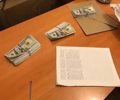 На юге страны кыргызстанцы пытались сбыть фальшивые $30 тысяч