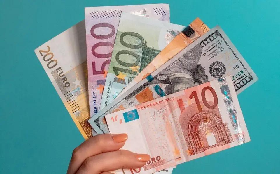 Сом просел ко всем валютам. Больше всего к евро